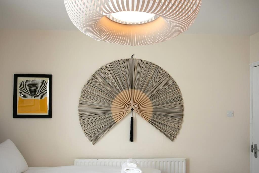 Stylish 4 Bed In W/parking