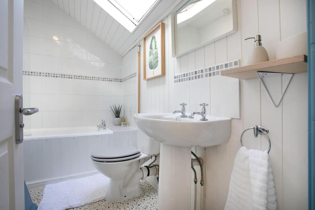 Stylish 4 Bed In W/parking Holiday home