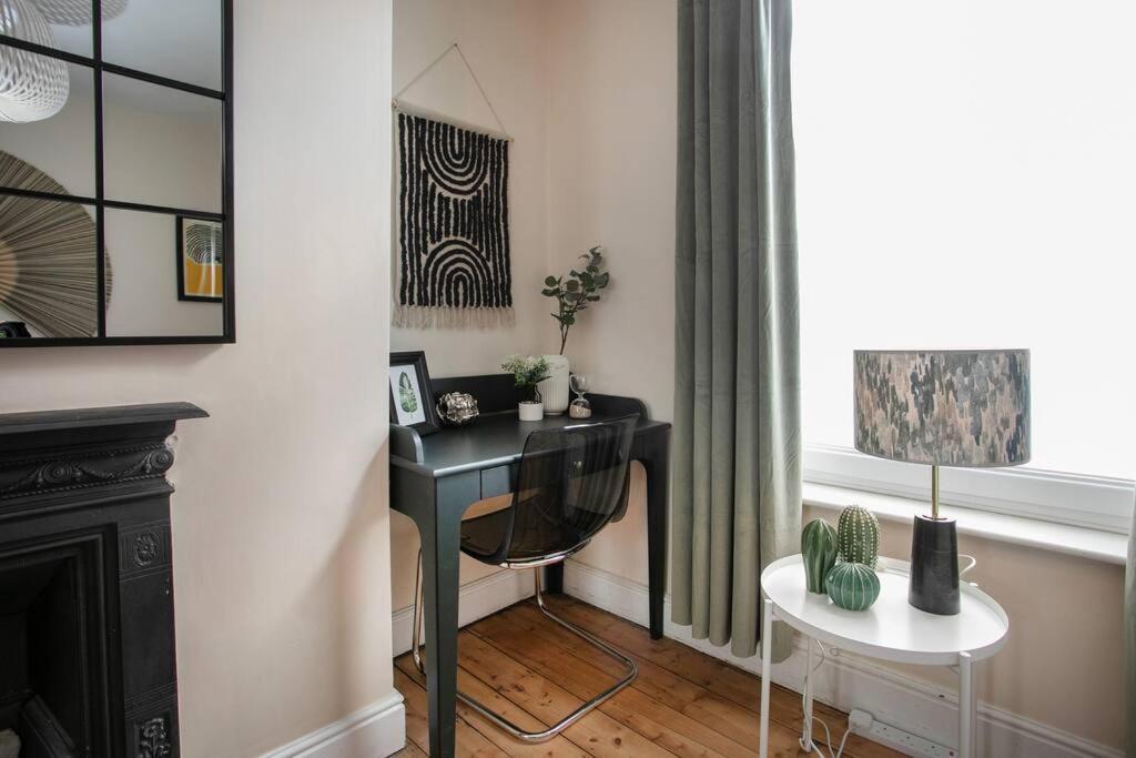 Stylish 4 Bed In W/parking *