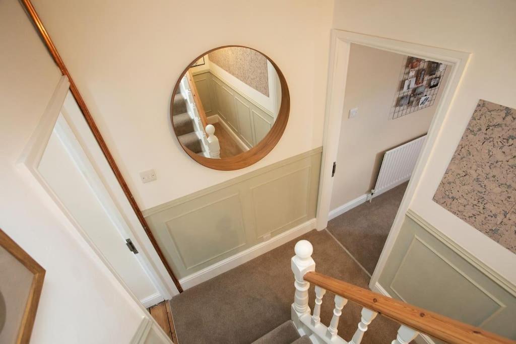 Stylish 4 Bed In W/parking