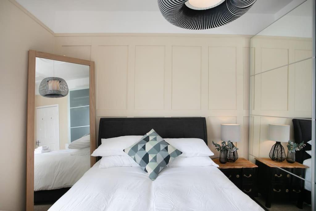 Stylish 4 Bed In W/parking Holiday home *