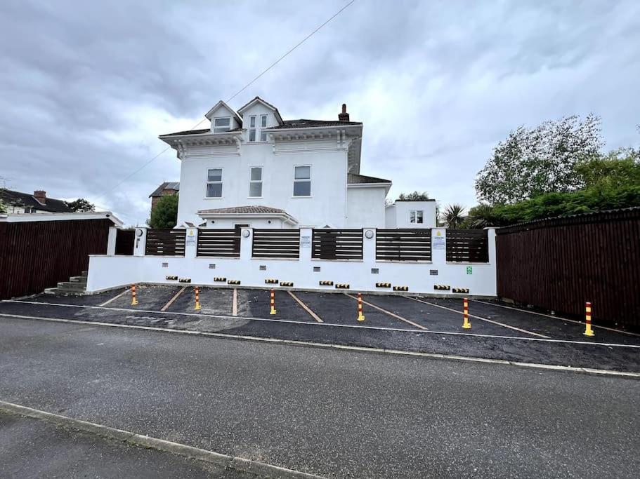 Modern Off-road Parking King Bed 1 * Nottingham