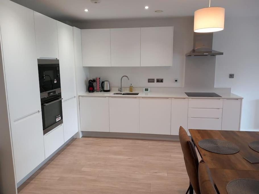 Luxury Riverside Stunning Views Free Parking Apartment *
