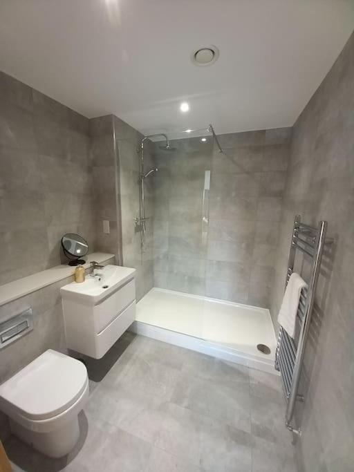 Luxury Riverside Stunning Views Free Parking *