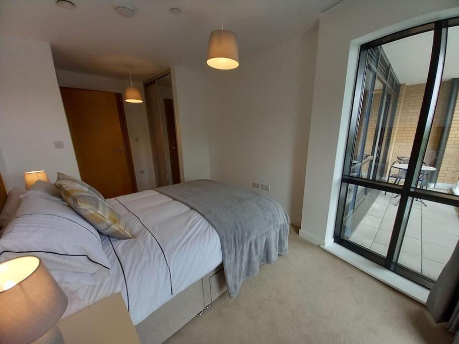 Luxury Riverside Stunning Views Free Parking Apartment