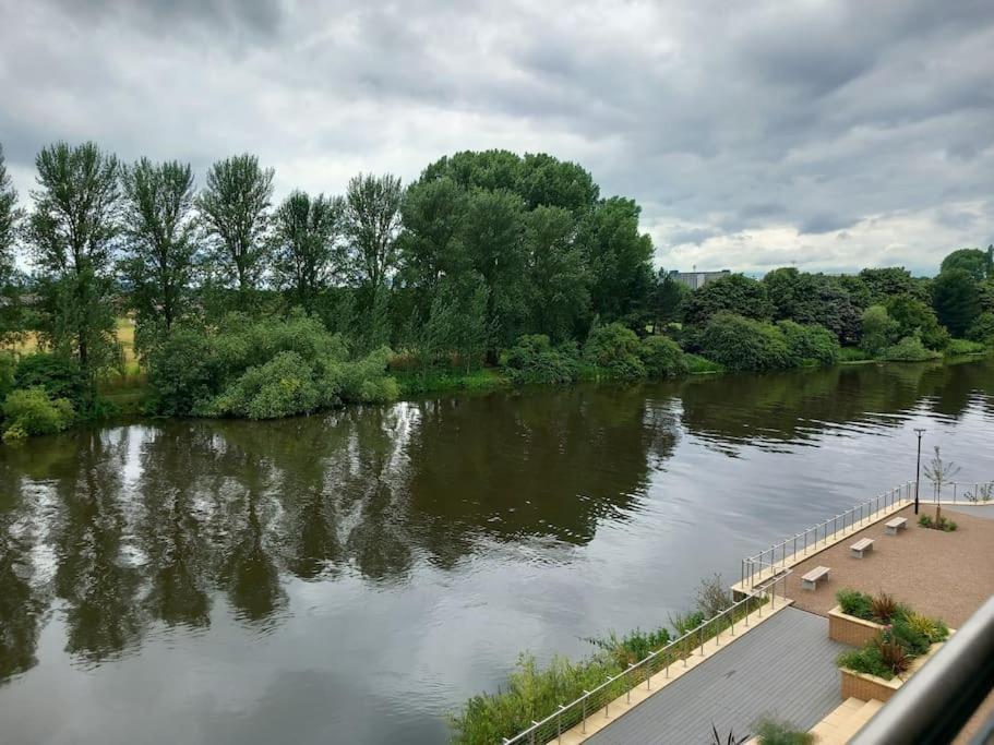 Luxury Riverside Stunning Views Free Parking