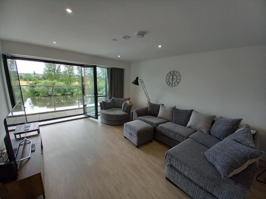 Apartment Luxury Riverside Stunning Views Free Parking