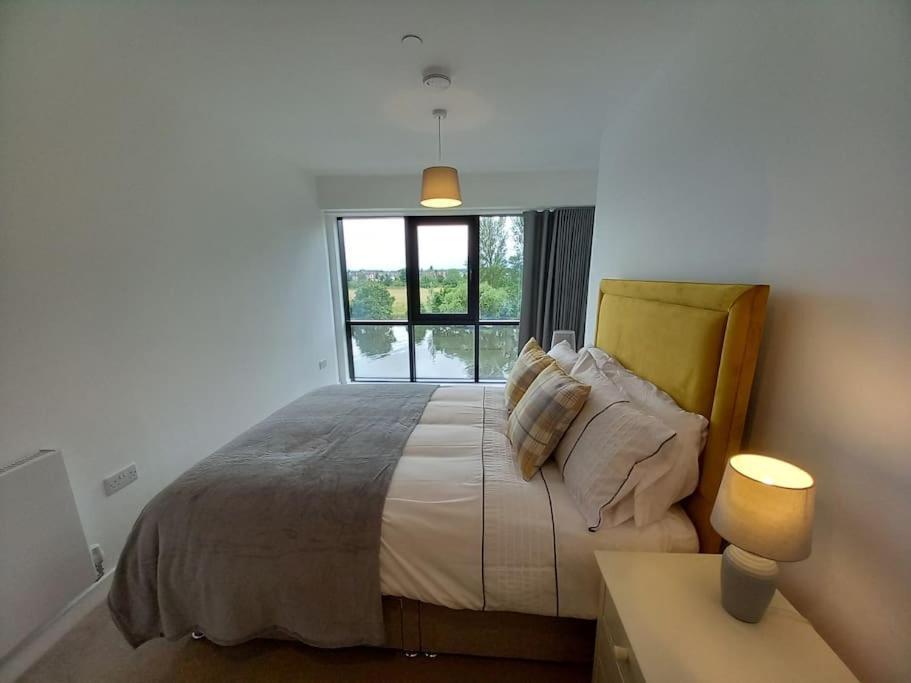 Luxury Riverside Stunning Views Free Parking *