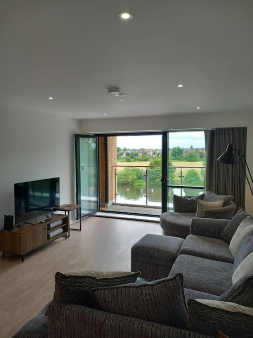 Luxury Riverside Stunning Views Free Parking Apartment *