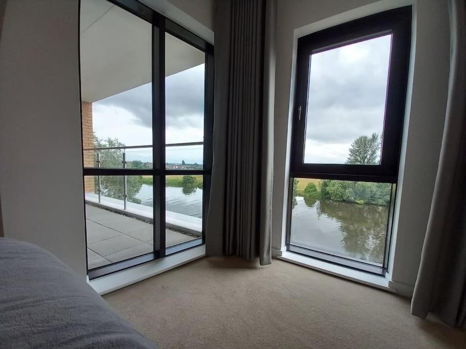 Apartment Luxury Riverside Stunning Views Free Parking