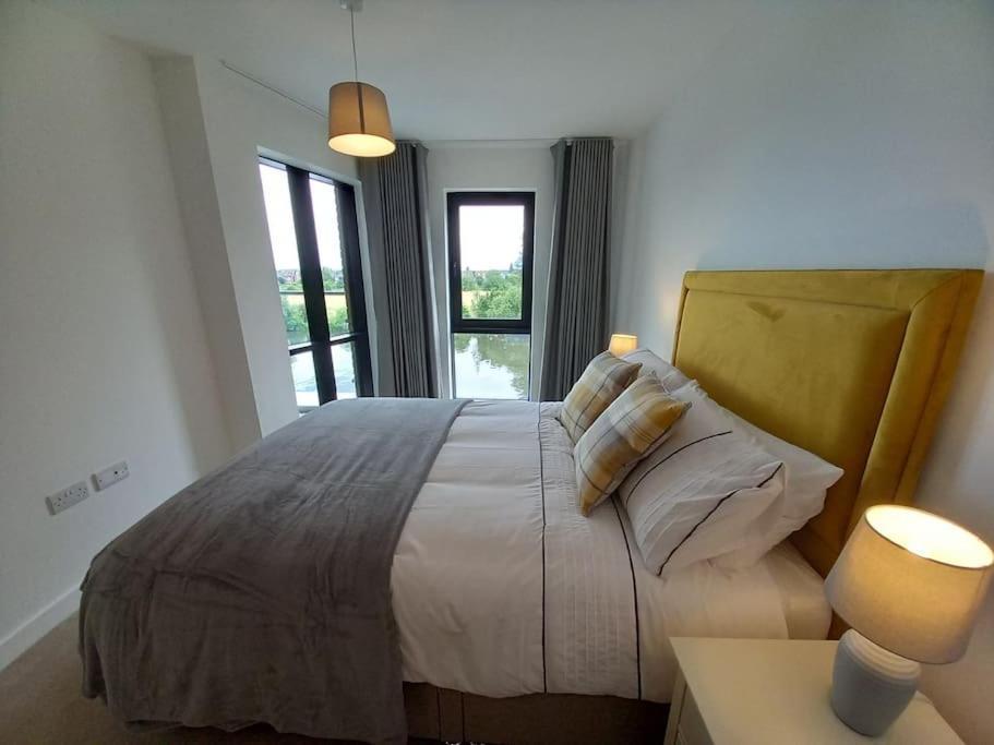Luxury Riverside Stunning Views Free Parking