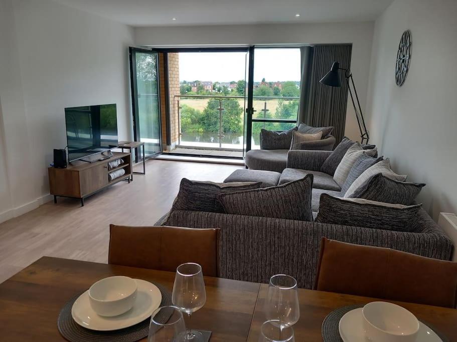 Apartment Luxury Riverside Stunning Views Free Parking *
