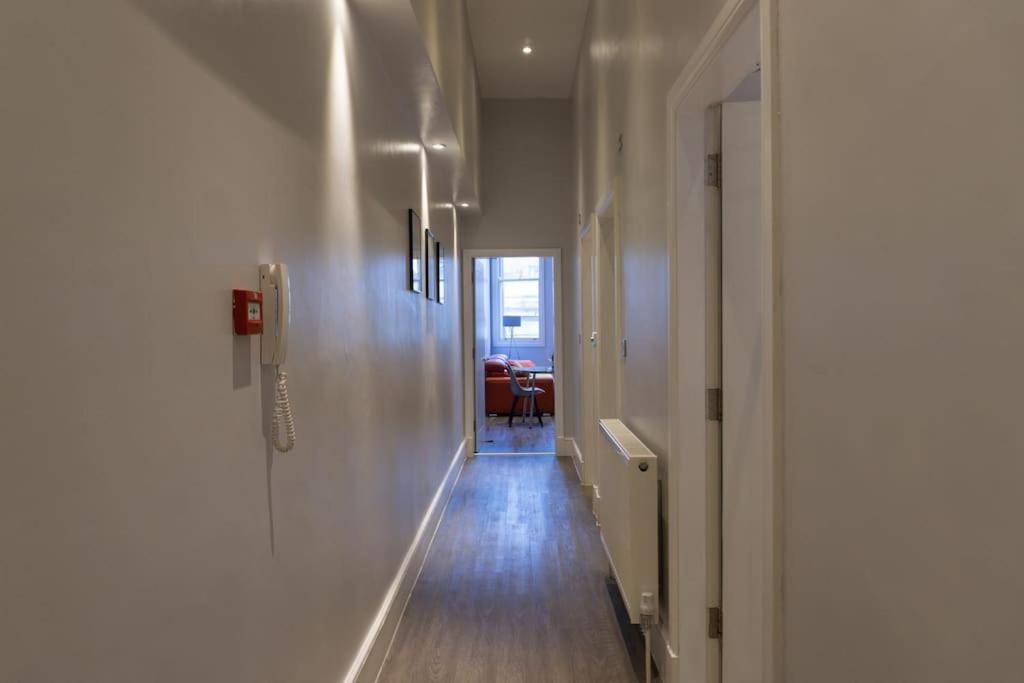 Spacious In Centre - Free Parking *