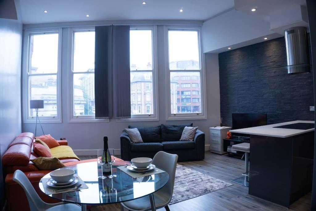 Spacious In Centre - Free Parking *