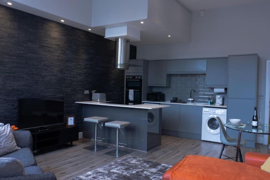 Spacious In Centre - Free Parking Apartamento