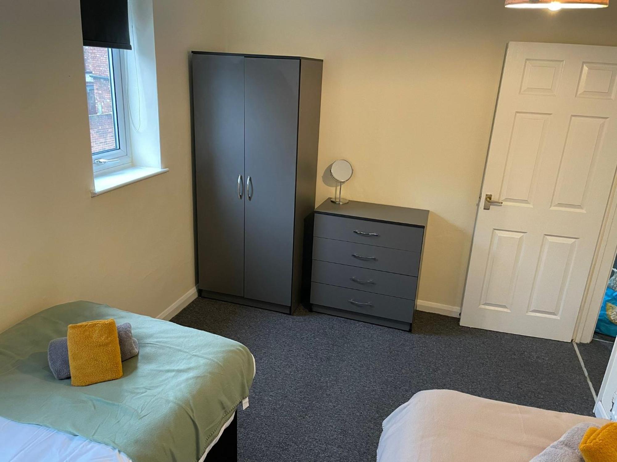 Apartment 3 Bedroom At Factory Qtr *