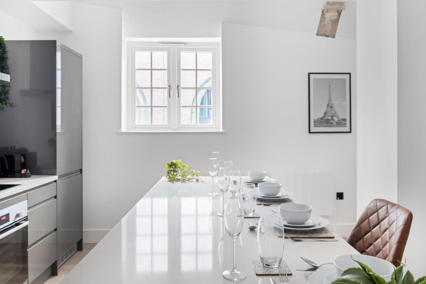 Brand New Luxury 2 Bedroom In The Market Square Apartment