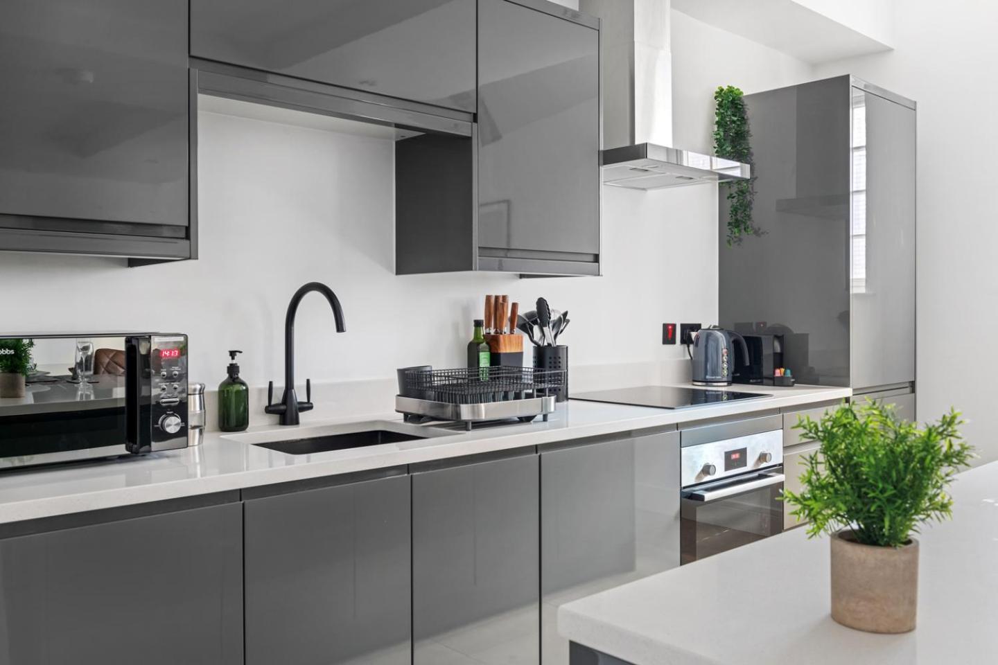 Brand New Luxury 2 Bedroom In The Market Square Apartment *