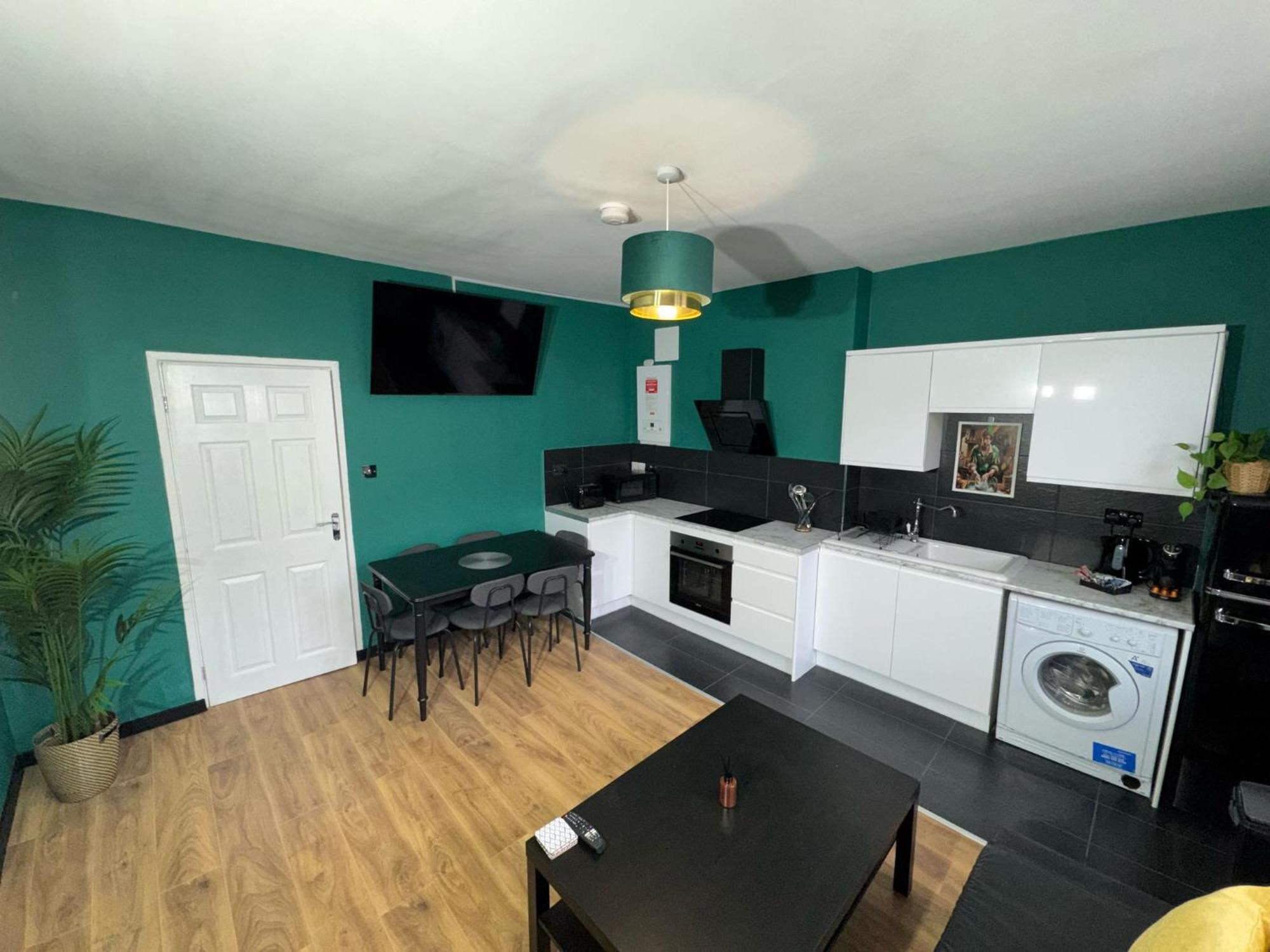 Spacious Flat Near To City Centre Apartment *