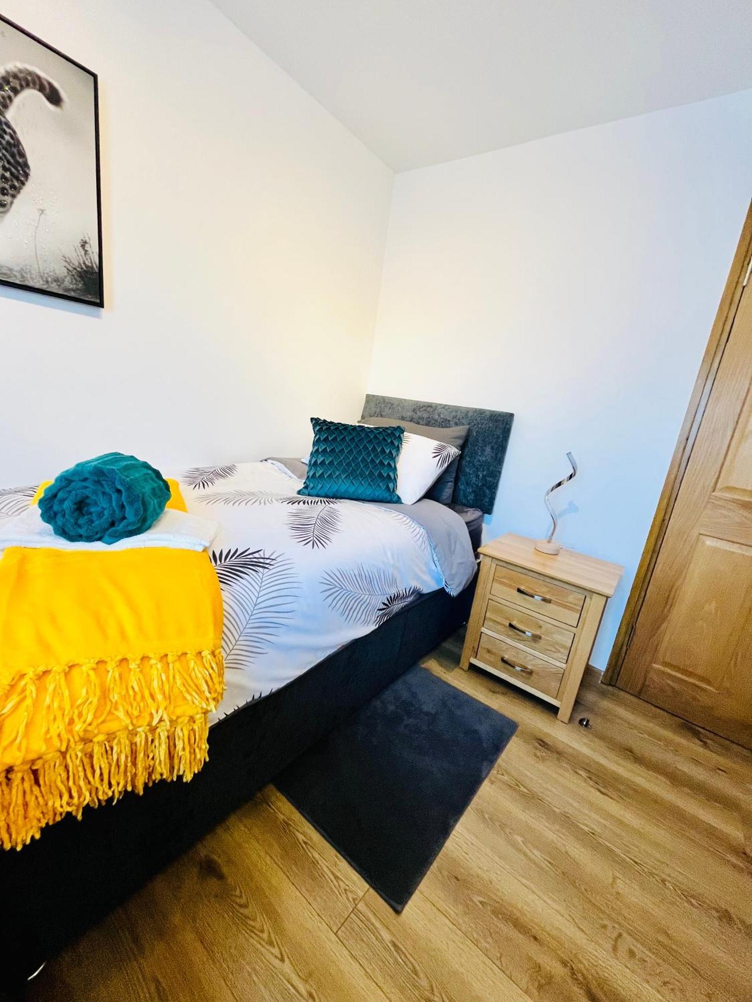 Modern Strelley Escape - Peaceful & Convenient, 2x Free Off-street Parking, Wifi -500mb, 2 Bathrooms, Contractor & Family Friendly, Ng8 *