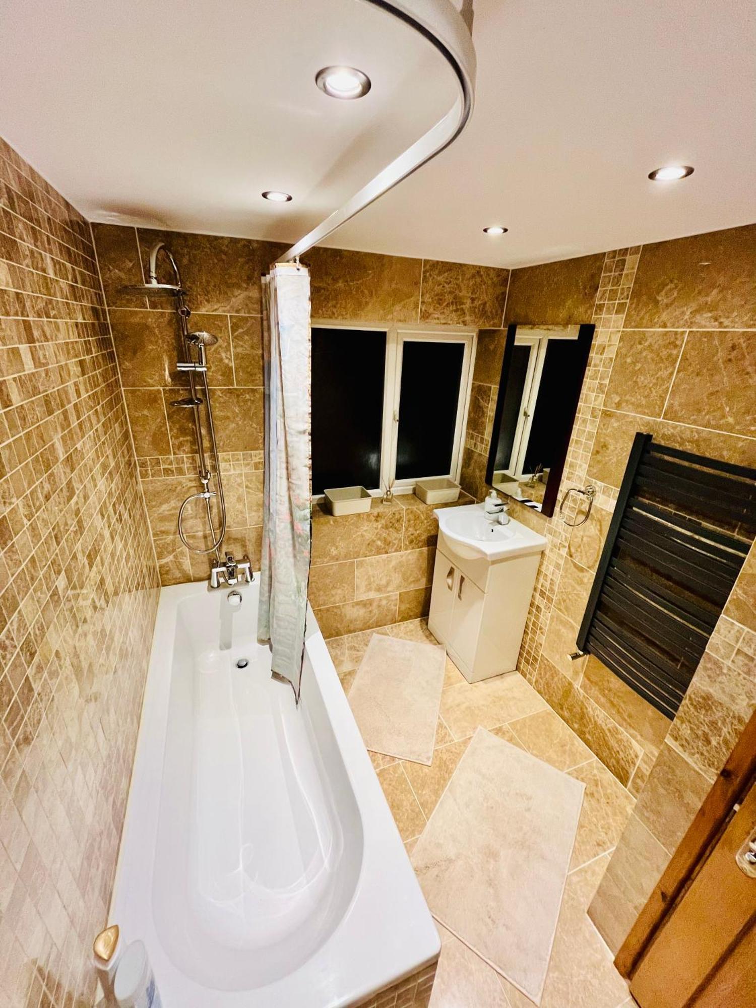 Modern Strelley Escape - Peaceful & Convenient, 2x Free Off-street Parking, Wifi -500mb, 2 Bathrooms, Contractor & Family Friendly, Ng8 * Nottingham