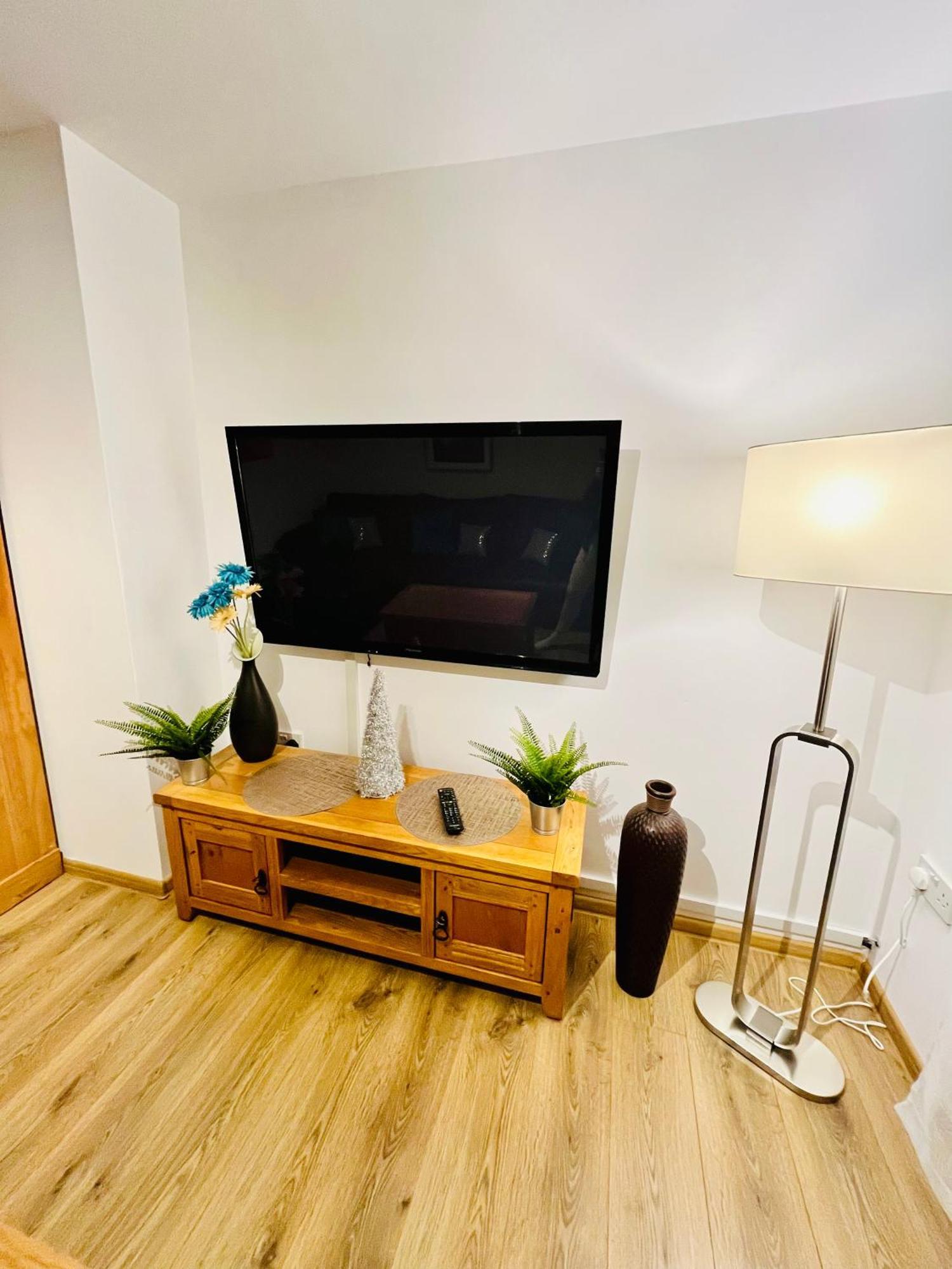 Modern Strelley Escape - Peaceful & Convenient, 2x Free Off-street Parking, Wifi -500mb, 2 Bathrooms, Contractor & Family Friendly, Ng8
