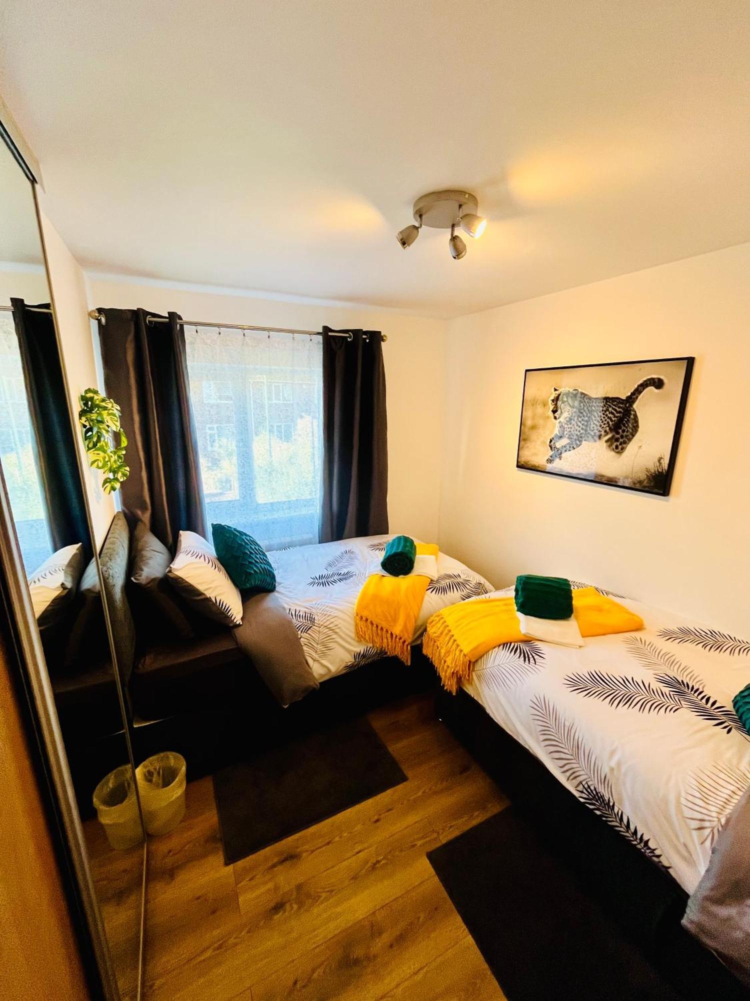 Modern Strelley Escape - Peaceful & Convenient, 2x Free Off-street Parking, Wifi -500mb, 2 Bathrooms, Contractor & Family Friendly, Ng8 *