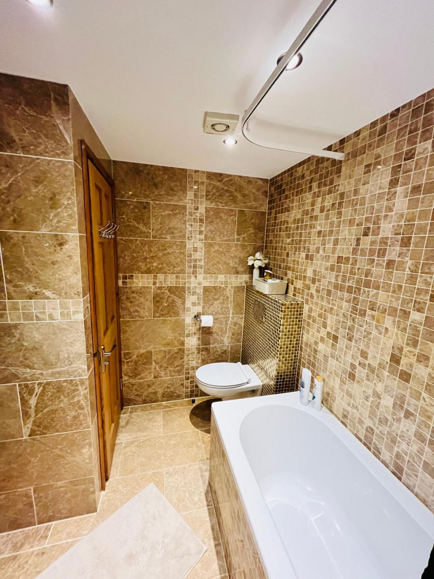 Modern Strelley Escape - Peaceful & Convenient, 2x Free Off-street Parking, Wifi -500mb, 2 Bathrooms, Contractor & Family Friendly, Ng8