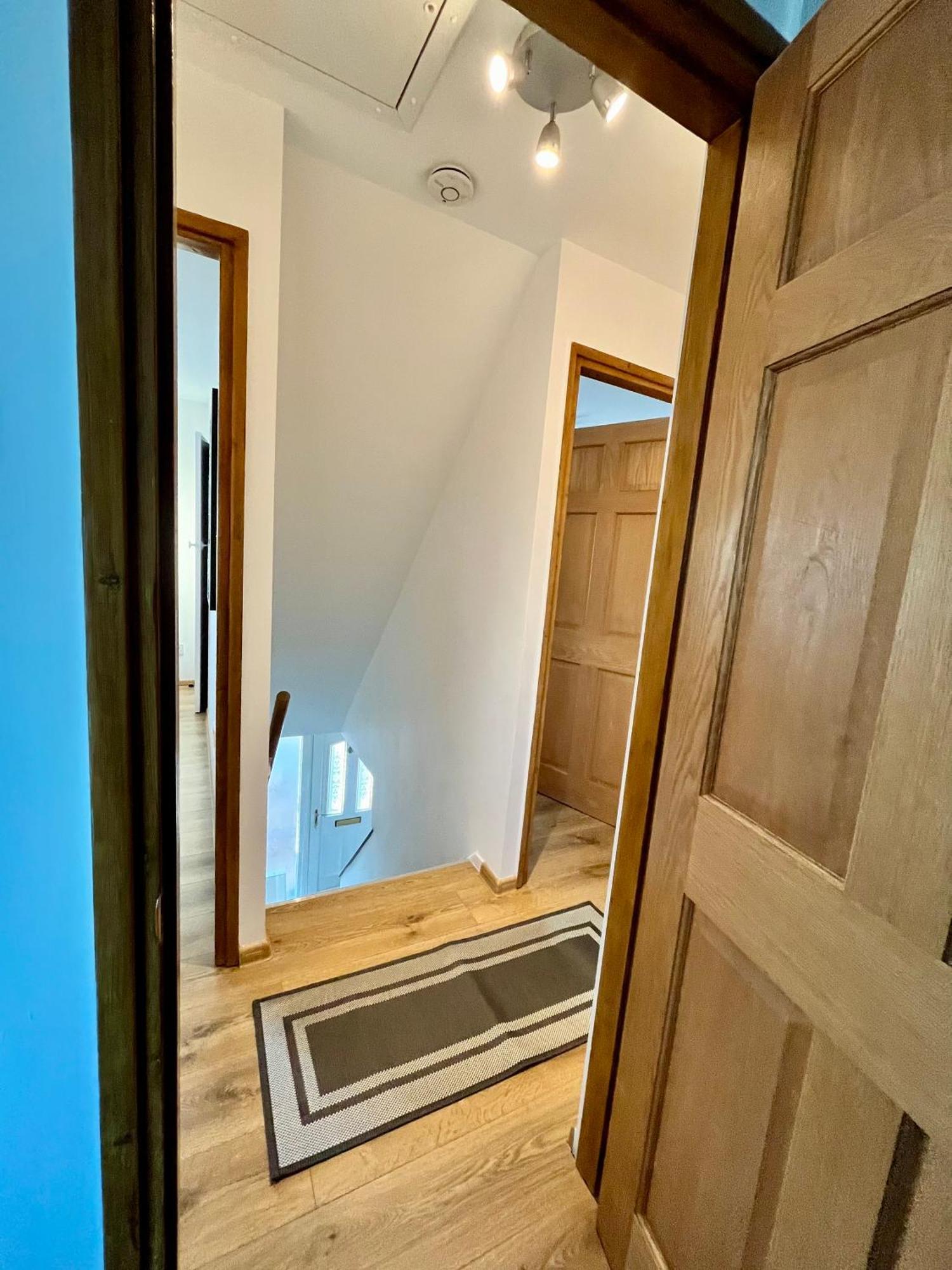 Modern Strelley Escape - Peaceful & Convenient, 2x Free Off-street Parking, Wifi -500mb, 2 Bathrooms, Contractor & Family Friendly, Ng8 Holiday home *