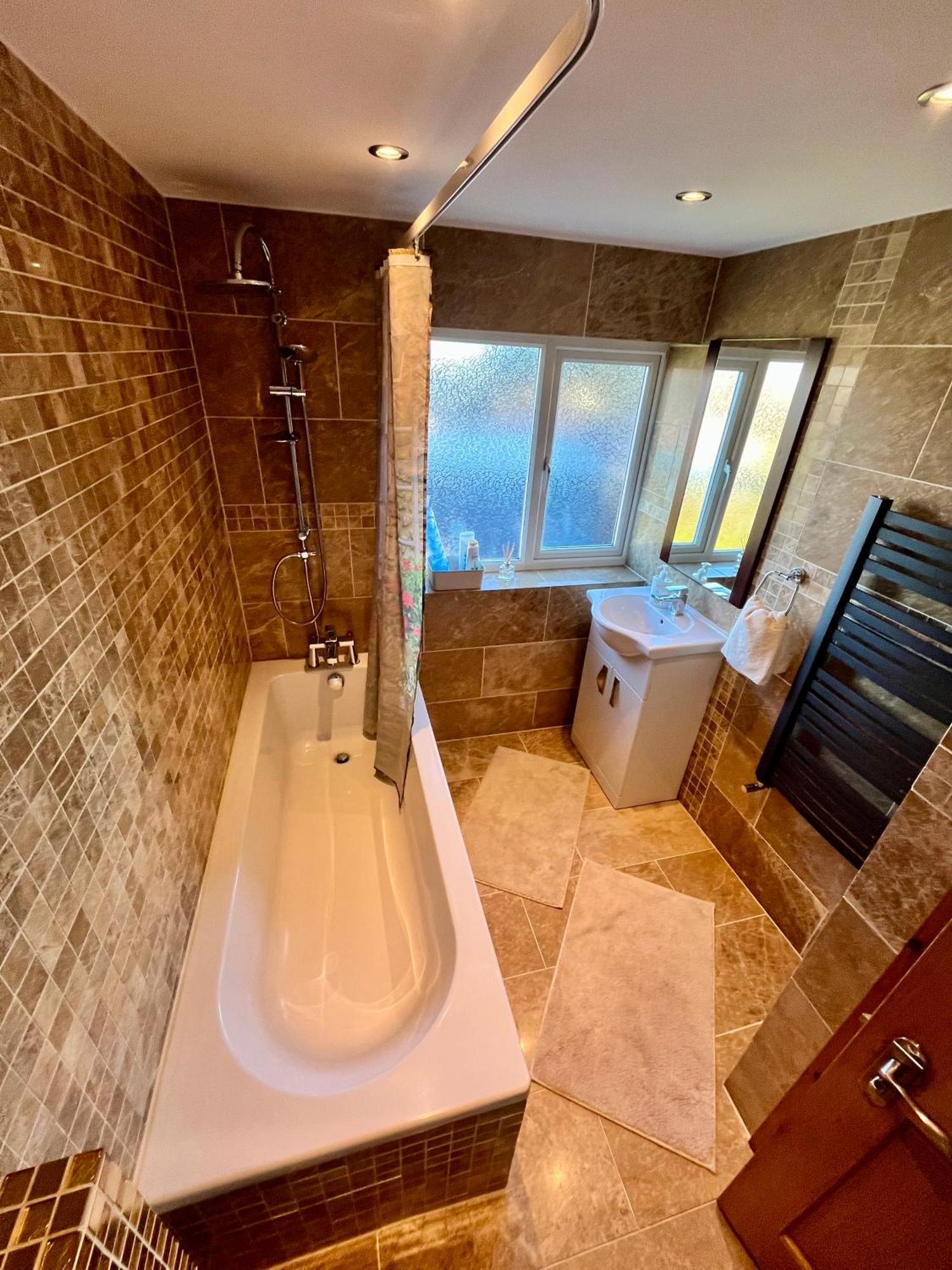 Modern Strelley Escape - Peaceful & Convenient, 2x Free Off-street Parking, Wifi -500mb, 2 Bathrooms, Contractor & Family Friendly, Ng8 Holiday home