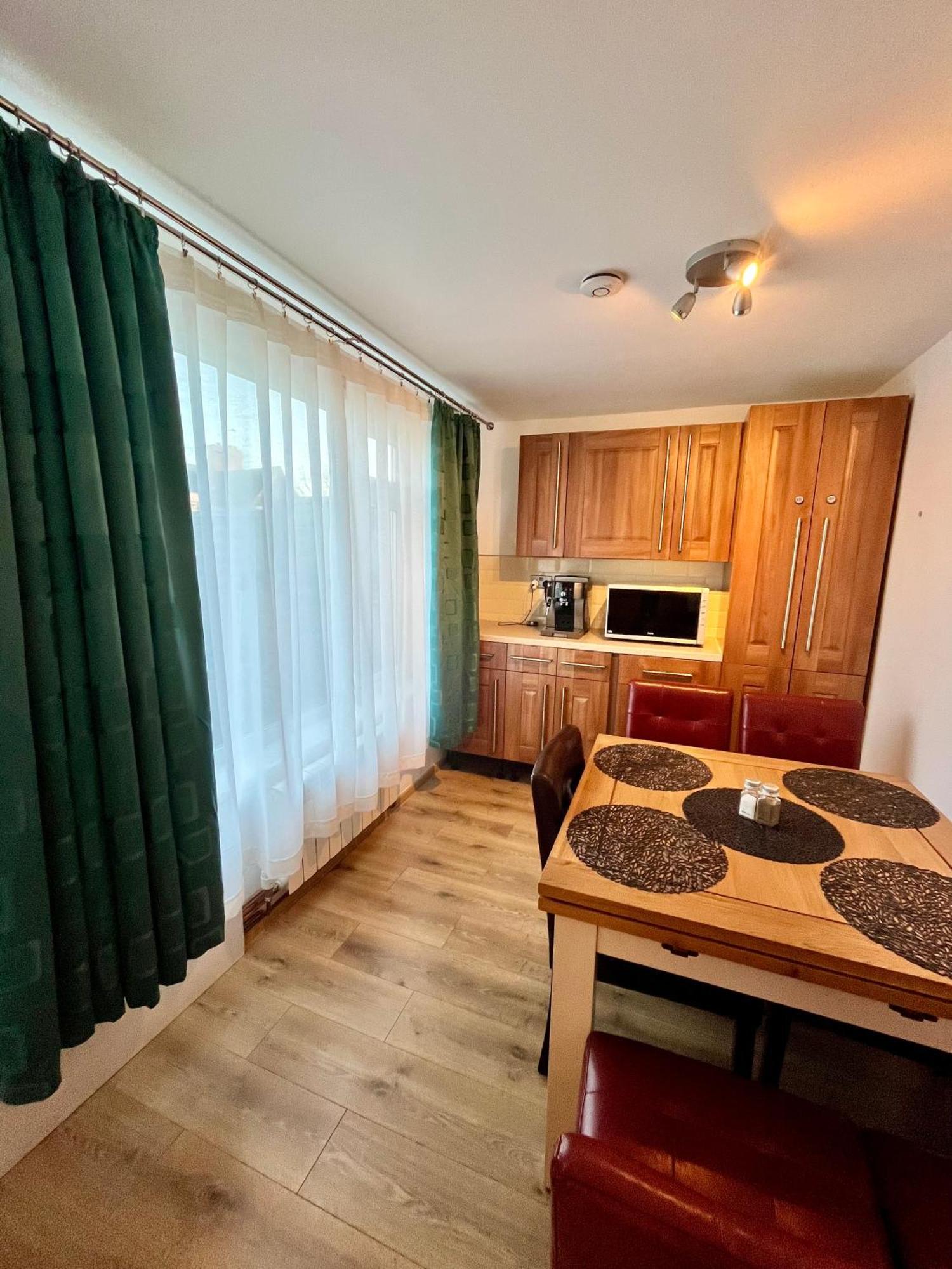 Modern Strelley Escape - Peaceful & Convenient, 2x Free Off-street Parking, Wifi -500mb, 2 Bathrooms, Contractor & Family Friendly, Ng8 Holiday home
