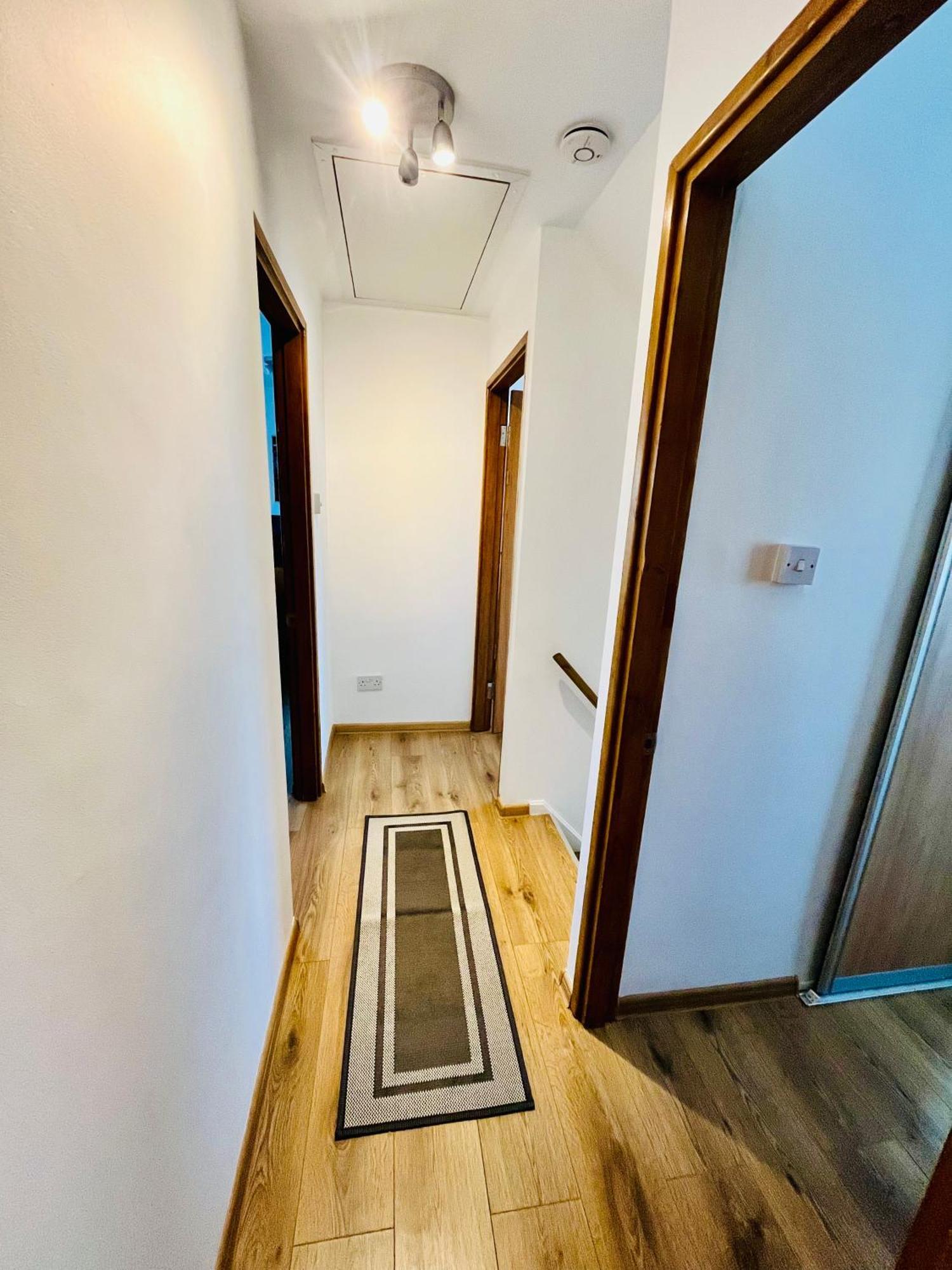 Modern Strelley Escape - Peaceful & Convenient, 2x Free Off-street Parking, Wifi -500mb, 2 Bathrooms, Contractor & Family Friendly, Ng8 Holiday home *