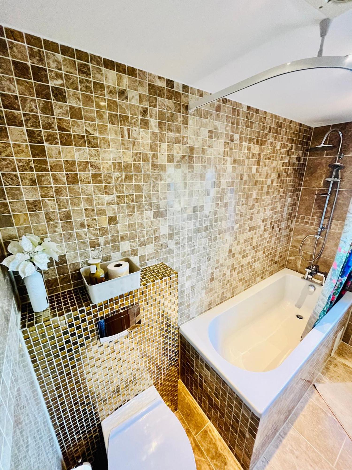 Modern Strelley Escape - Peaceful & Convenient, 2x Free Off-street Parking, Wifi -500mb, 2 Bathrooms, Contractor & Family Friendly, Ng8 Holiday home Nottingham