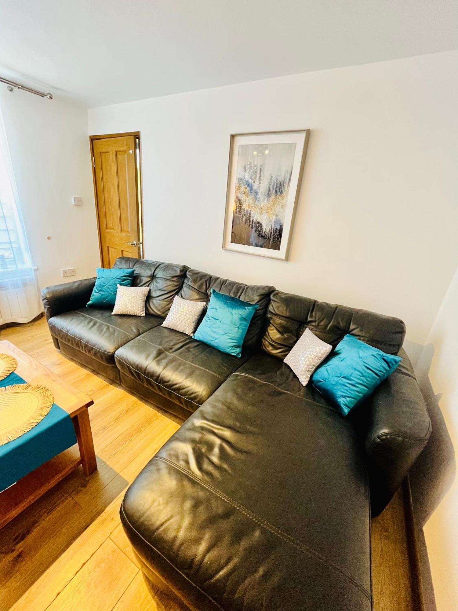 Modern Strelley Escape - Peaceful & Convenient, 2x Free Off-street Parking, Wifi -500mb, 2 Bathrooms, Contractor & Family Friendly, Ng8 Nottingham