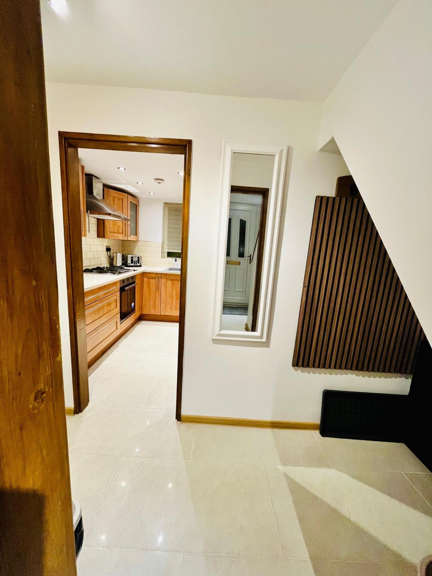 Modern Strelley Escape - Peaceful & Convenient, 2x Free Off-street Parking, Wifi -500mb, 2 Bathrooms, Contractor & Family Friendly, Ng8 *