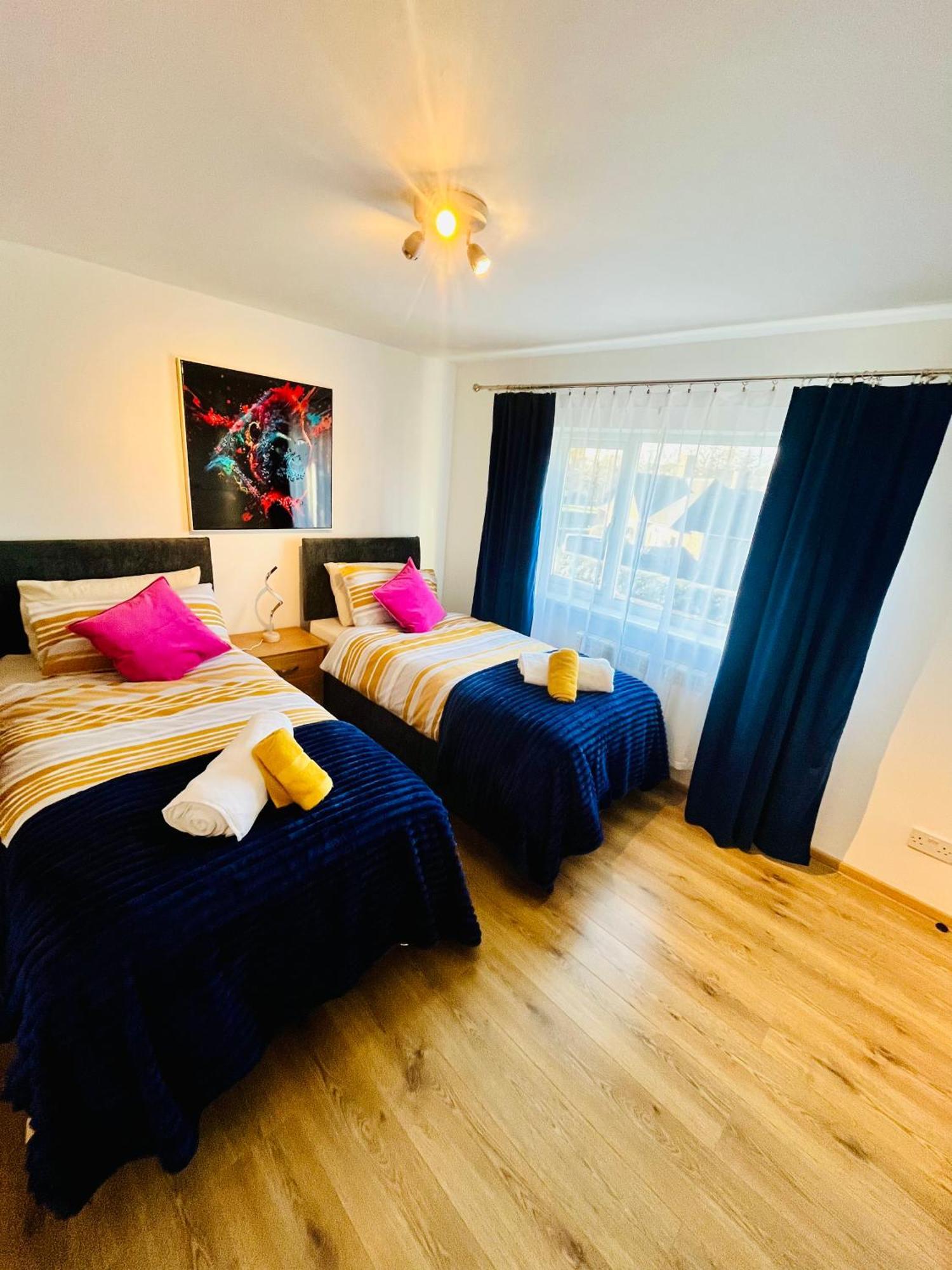 Modern Strelley Escape - Peaceful & Convenient, 2x Free Off-street Parking, Wifi -500mb, 2 Bathrooms, Contractor & Family Friendly, Ng8 Holiday home *