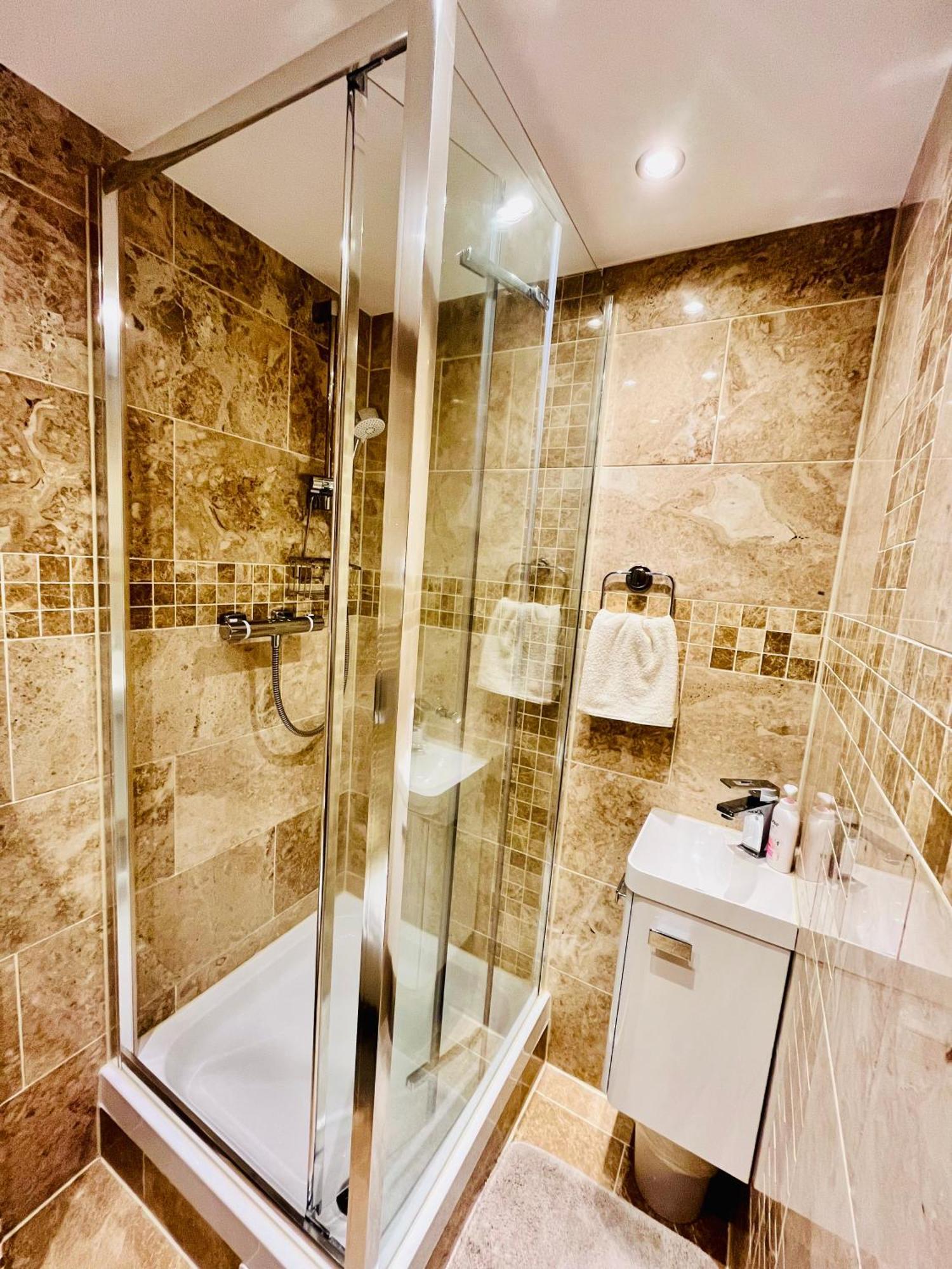 Modern Strelley Escape - Peaceful & Convenient, 2x Free Off-street Parking, Wifi -500mb, 2 Bathrooms, Contractor & Family Friendly, Ng8 Holiday home Nottingham