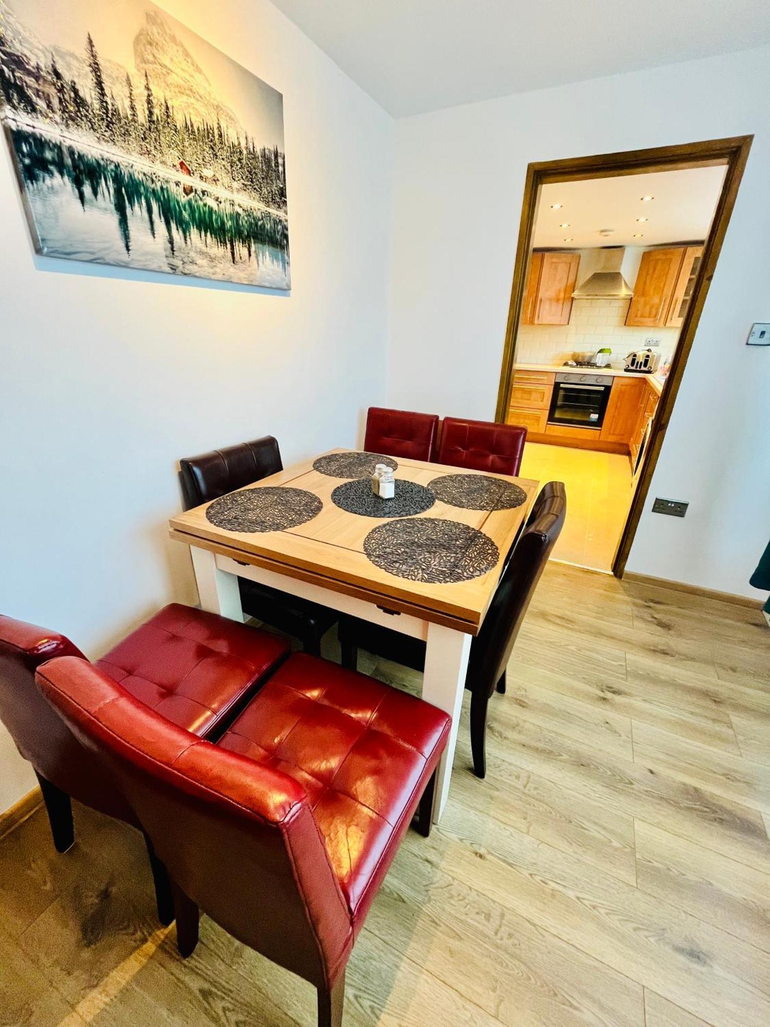 Holiday home Modern Strelley Escape - Peaceful & Convenient, 2x Free Off-street Parking, Wifi -500mb, 2 Bathrooms, Contractor & Family Friendly, Ng8
