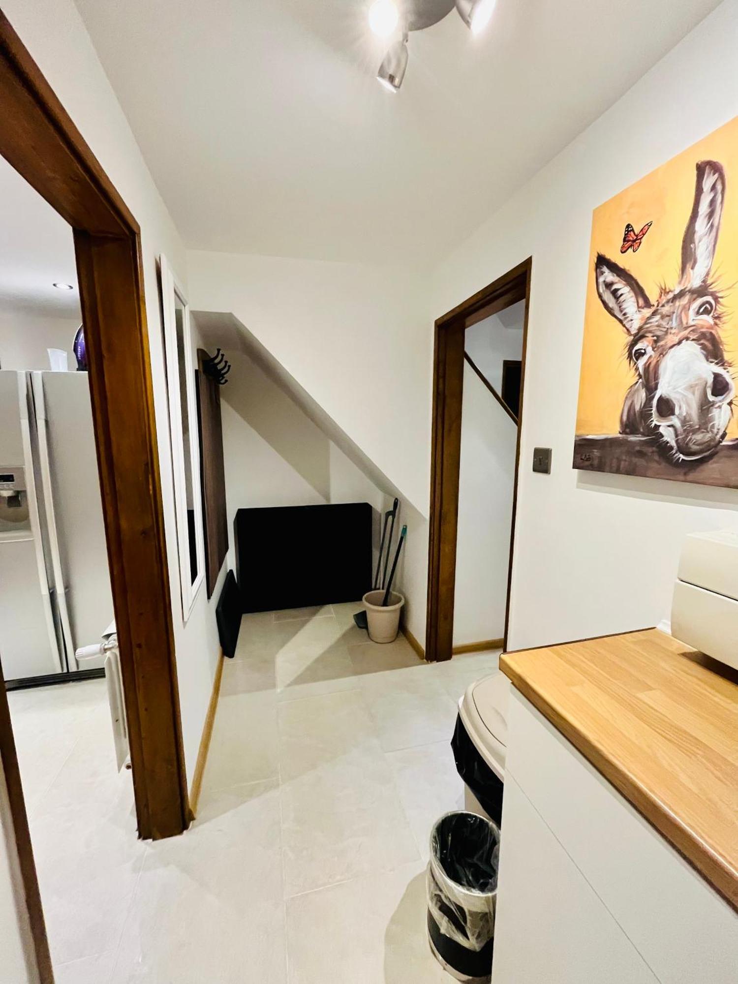 Modern Strelley Escape - Peaceful & Convenient, 2x Free Off-street Parking, Wifi -500mb, 2 Bathrooms, Contractor & Family Friendly, Ng8 Holiday home