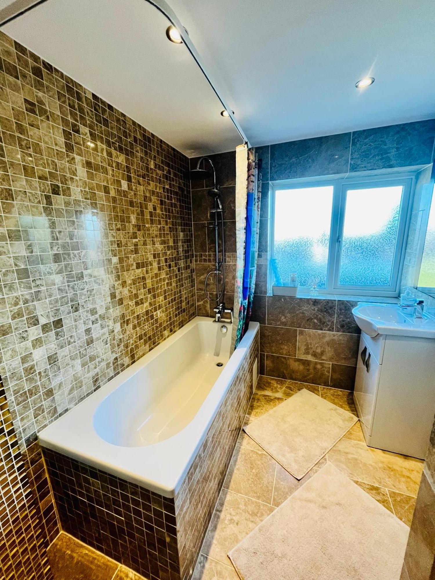 Holiday home Modern Strelley Escape - Peaceful & Convenient, 2x Free Off-street Parking, Wifi -500mb, 2 Bathrooms, Contractor & Family Friendly, Ng8