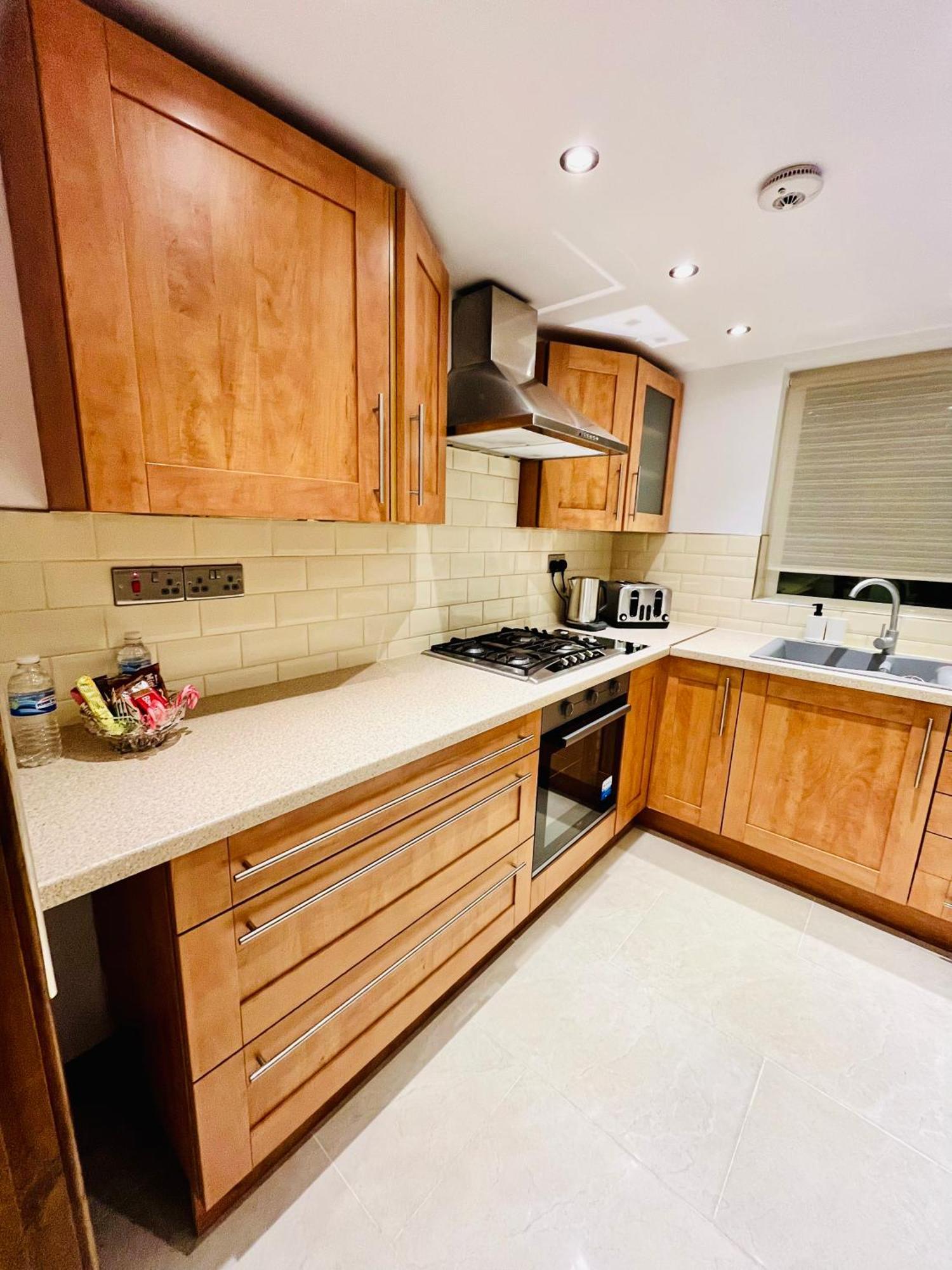 Modern Strelley Escape - Peaceful & Convenient, 2x Free Off-street Parking, Wifi -500mb, 2 Bathrooms, Contractor & Family Friendly, Ng8 Nottingham