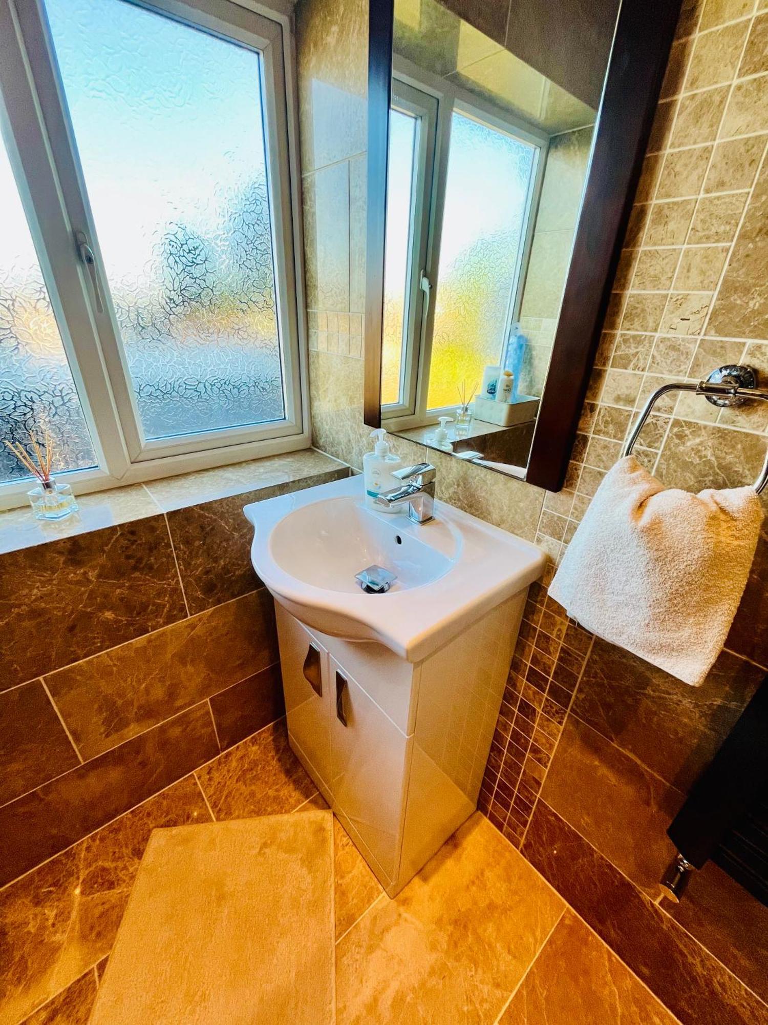 Modern Strelley Escape - Peaceful & Convenient, 2x Free Off-street Parking, Wifi -500mb, 2 Bathrooms, Contractor & Family Friendly, Ng8 Holiday home *