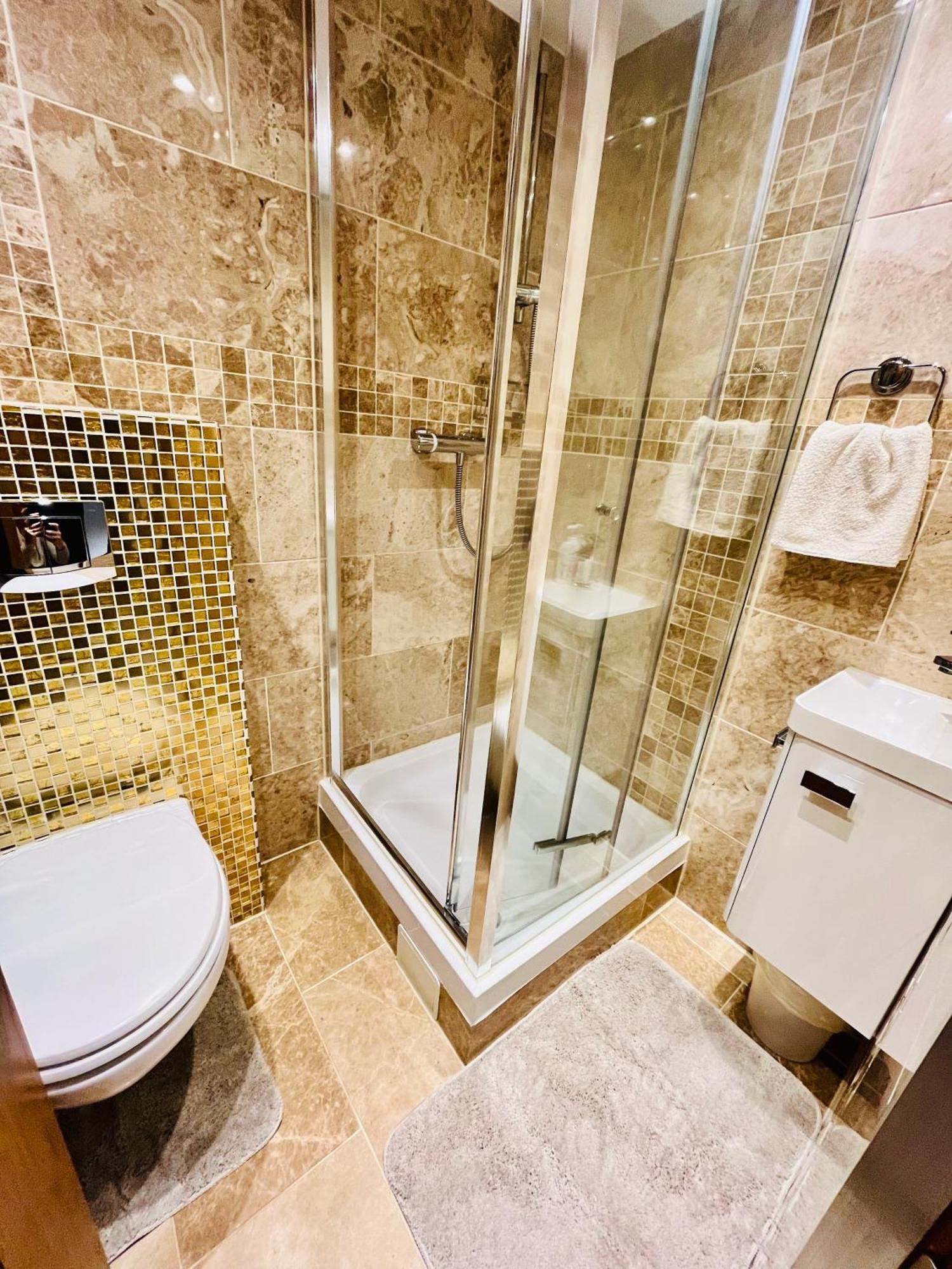 Modern Strelley Escape - Peaceful & Convenient, 2x Free Off-street Parking, Wifi -500mb, 2 Bathrooms, Contractor & Family Friendly, Ng8