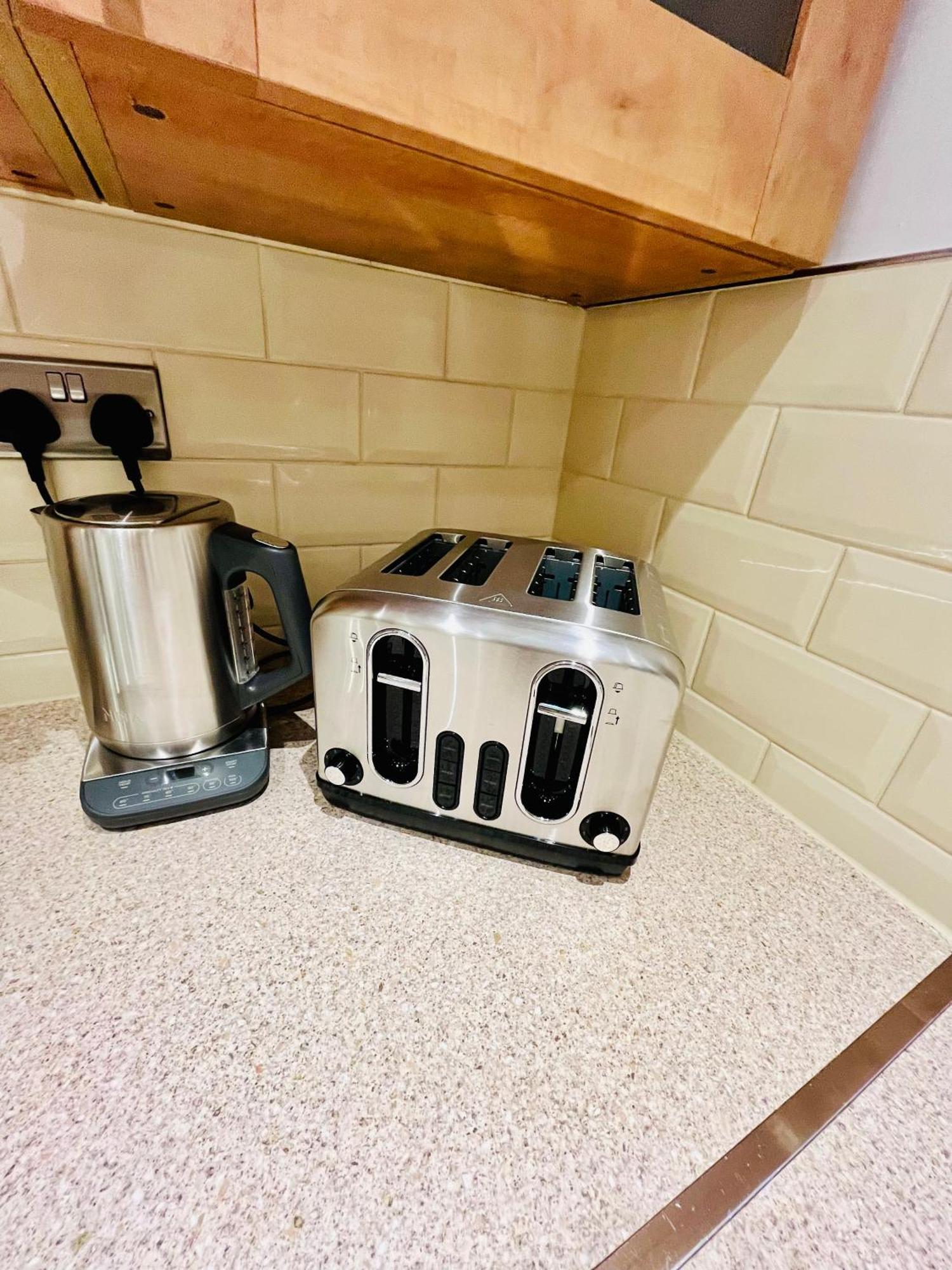 Modern Strelley Escape - Peaceful & Convenient, 2x Free Off-street Parking, Wifi -500mb, 2 Bathrooms, Contractor & Family Friendly, Ng8 Holiday home *