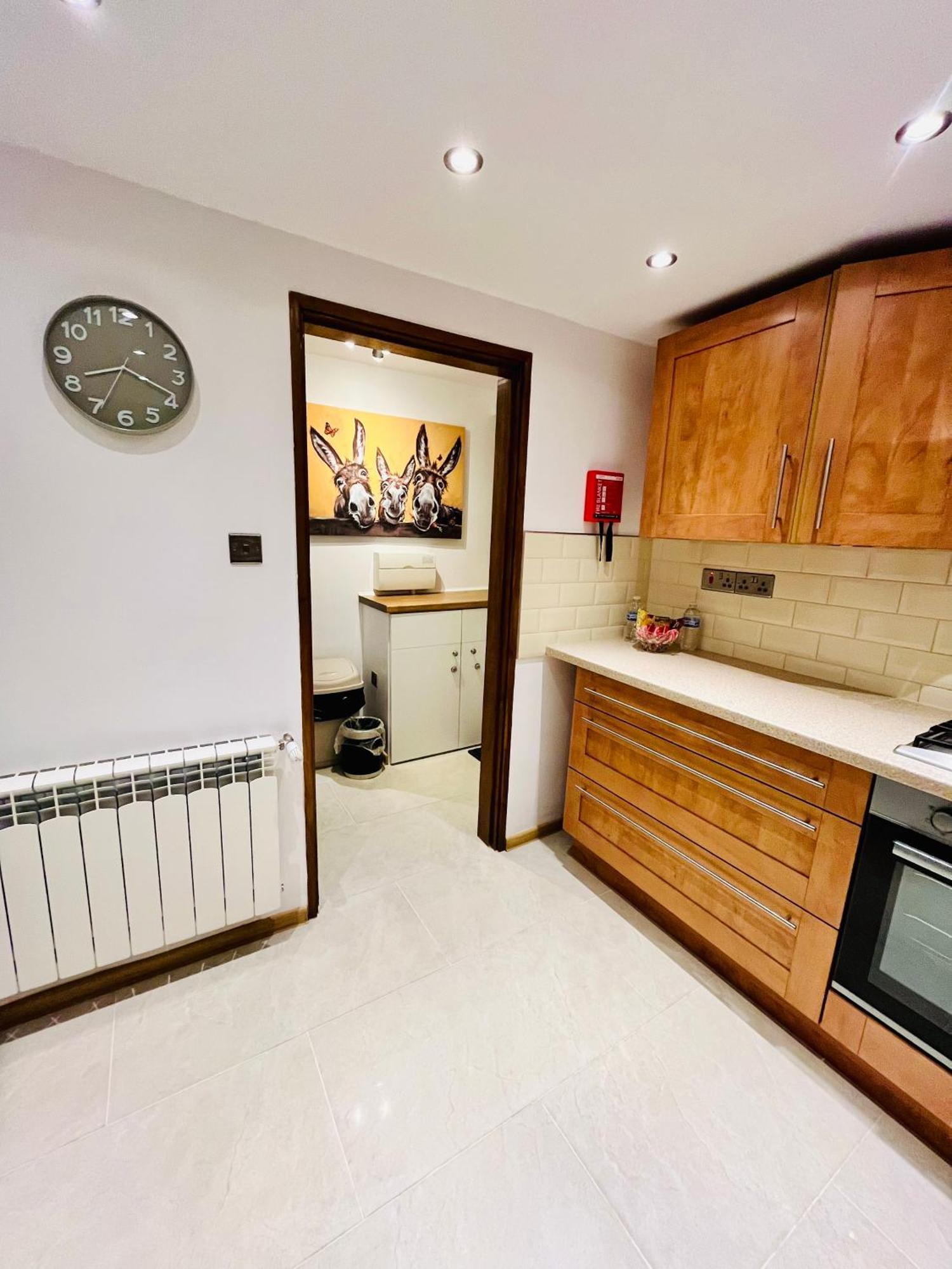 Modern Strelley Escape - Peaceful & Convenient, 2x Free Off-street Parking, Wifi -500mb, 2 Bathrooms, Contractor & Family Friendly, Ng8 Holiday home