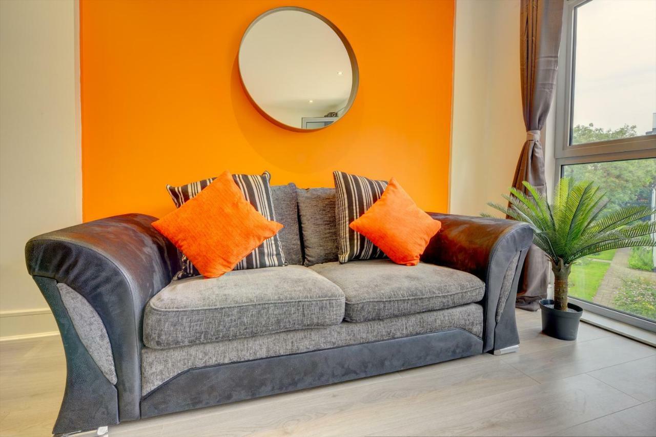 Apartamento The Orange Haven With Pool, Sauna And Gym