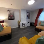 Bakewell House - Huku Kwetu Notts -Spacious 3 Bedroom House - Suitable & Affordable Group Accommodation - Business Travellers