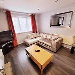 Bakewell House - Huku Kwetu Notts -Spacious 3 Bedroom House - Suitable & Affordable Group Accommodation - Business Travellers