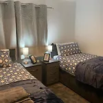 Cosy 3 Bedroom House, Free Parking & Wifi
