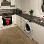 Cosy 3 Bedroom House, Free Parking & Wifi